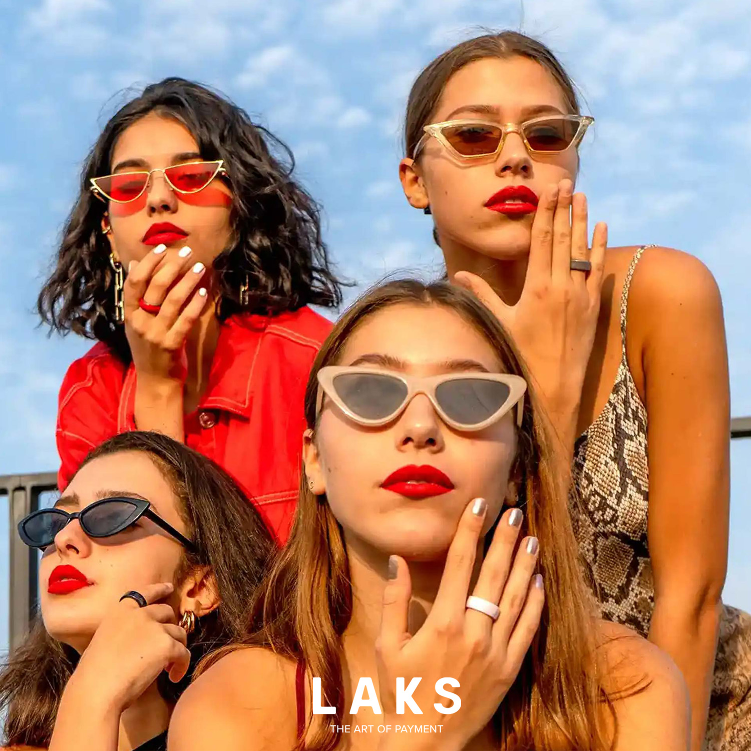 LEOPARD No9 - HOLZ dunkel vier frauen mit Sonnenbrille und roten Lippen zeigen an den Fingern die Bezahlringe, Schriftzug Laks unten mittig