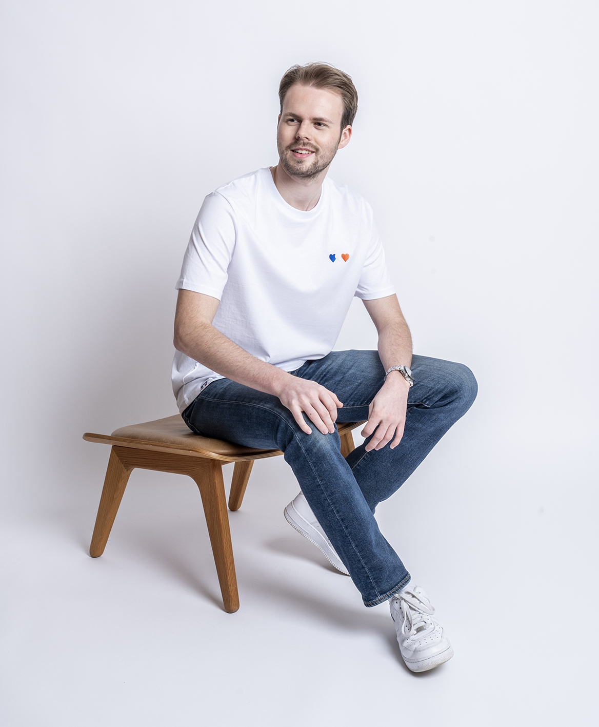 Mann auf Hocker in Tshirt und Hose