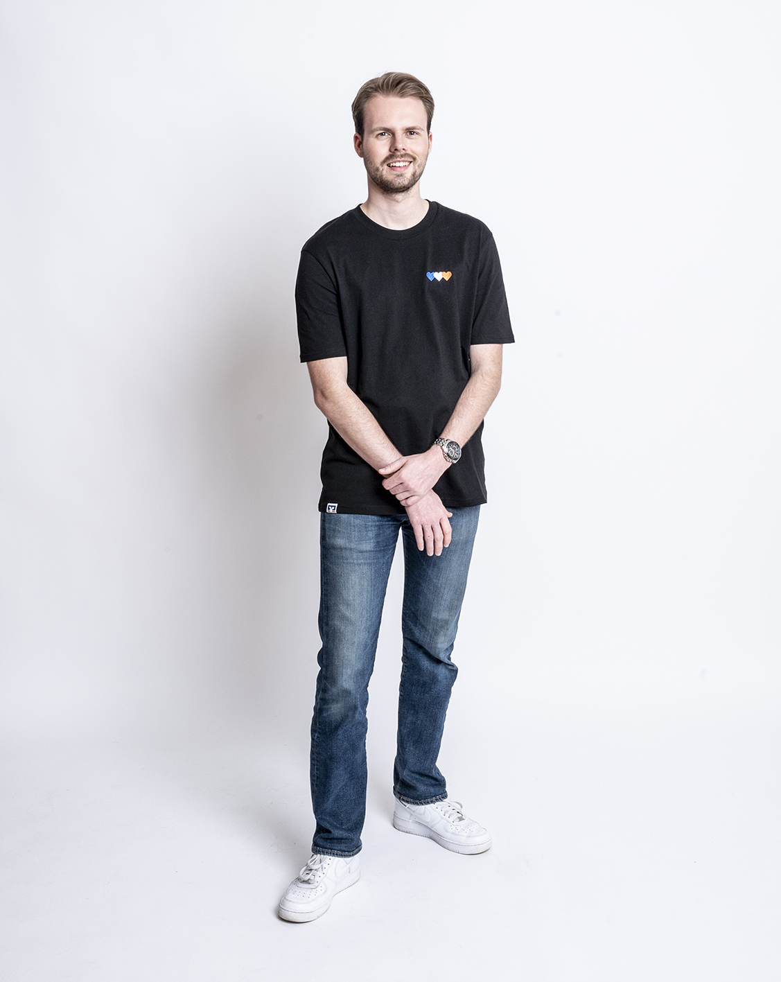 stehender Mann in Hose und Tshirt