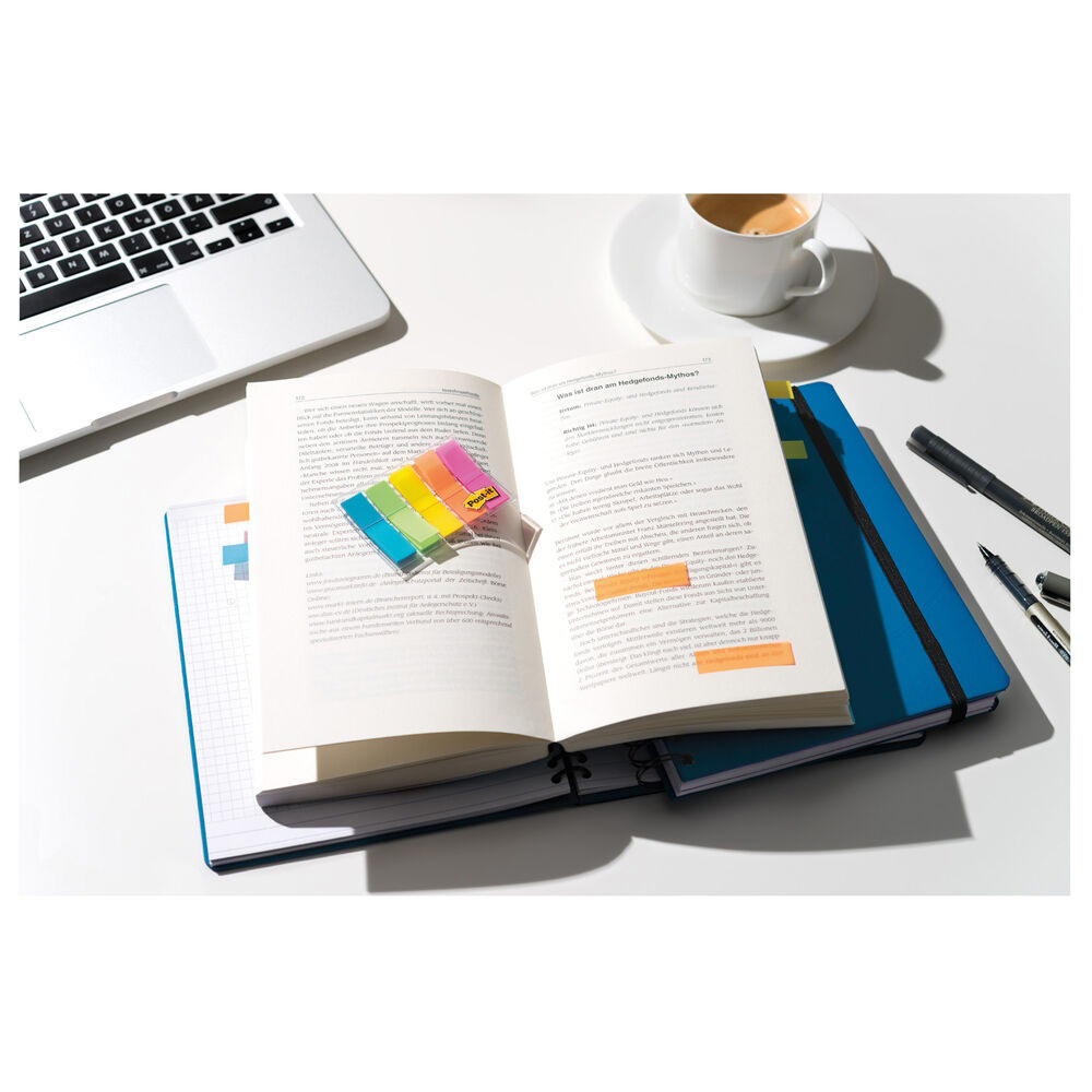 Post-it Haftstreifen Index Mini Post-it mit Markierungen in einem Buch