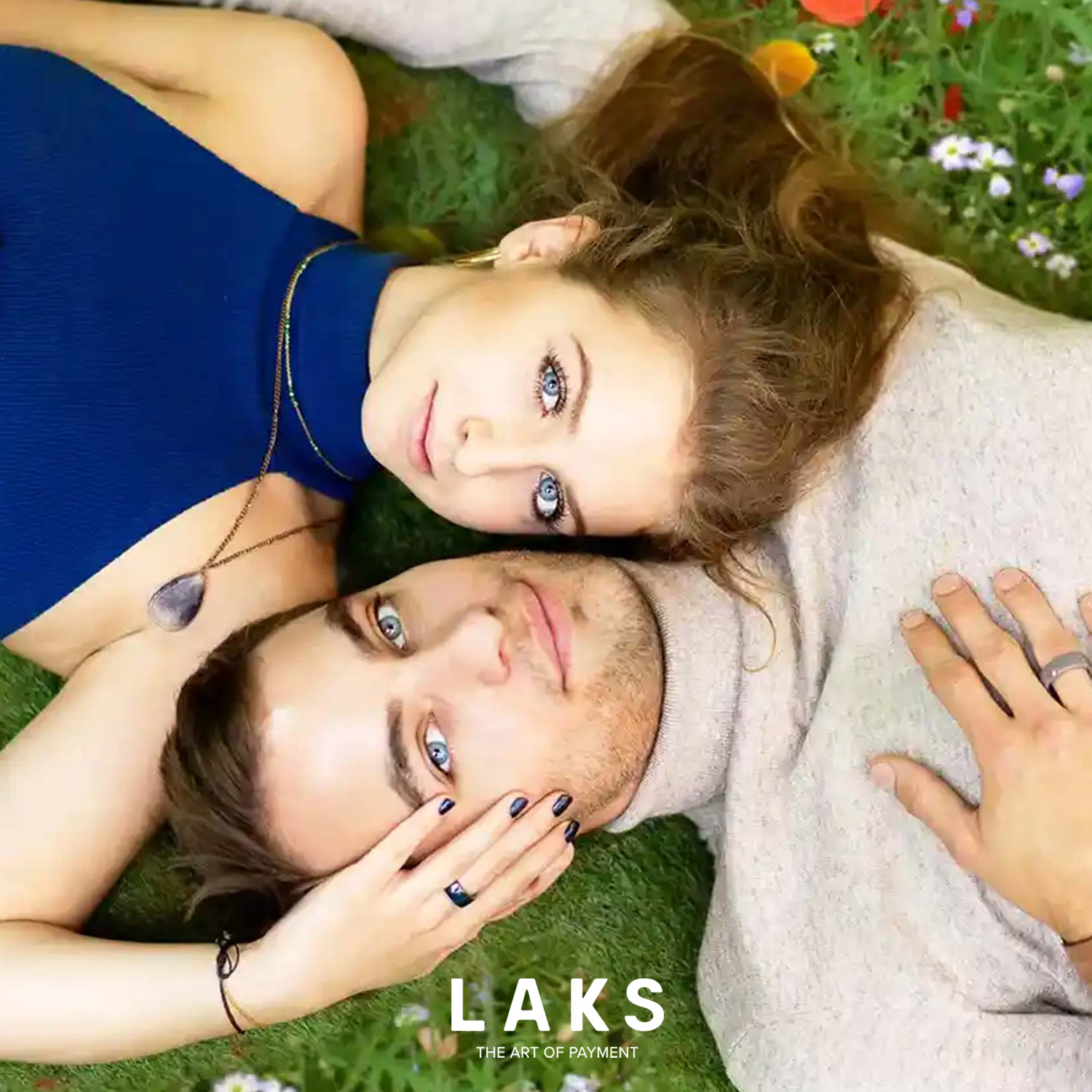 LEOPARD No5 – AZZURRO ein Paar gegenüberliegend mit Bezahlring am Finger und Schriftzug Laks