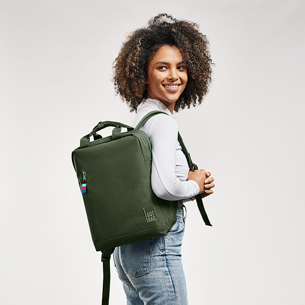 GOT BAG Day Pack - Rucksack Mädchen trägt Rucksack