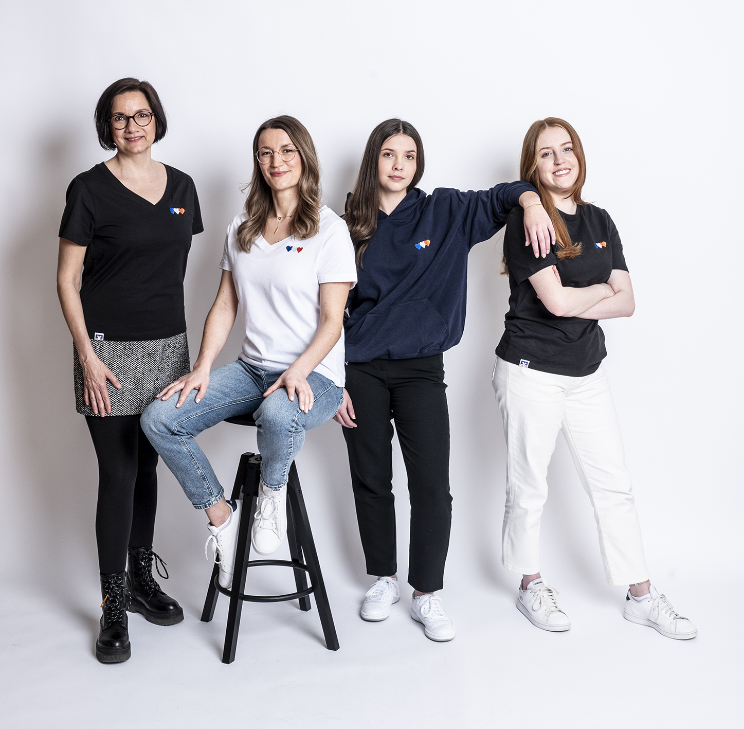 4 stehende Frauen