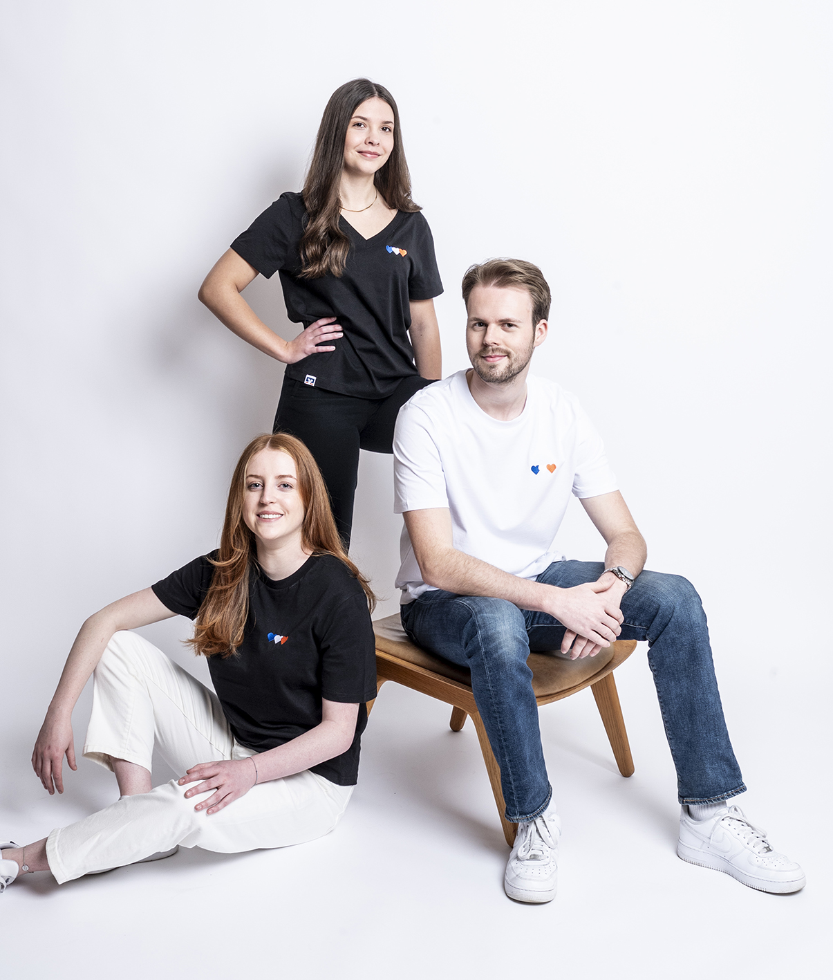 3 Personen sitzend und stehend