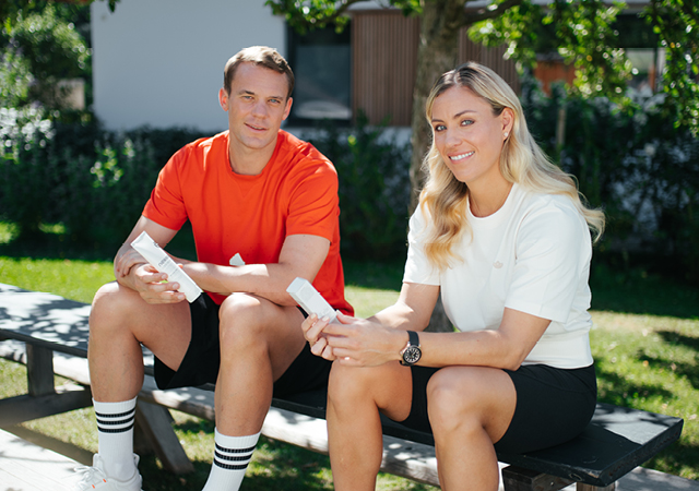 Persoenen in Tshirt auf Parkbank