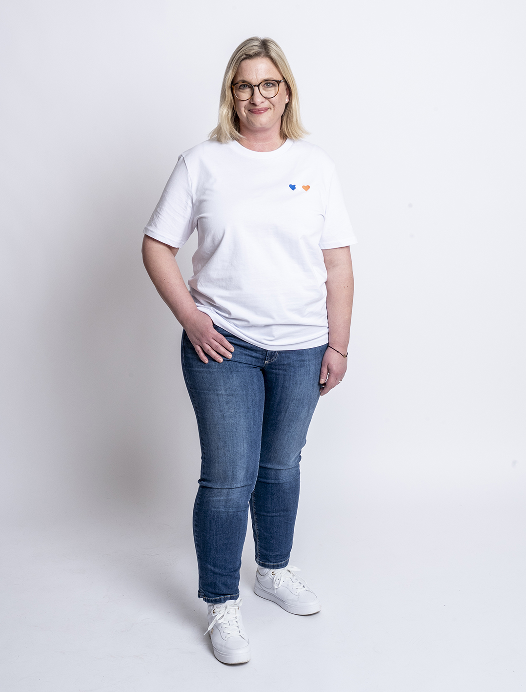 Frau stehend in Tshirt und Jeans